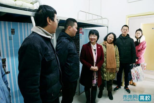柳州工学院领导走访慰问寒假留校学生