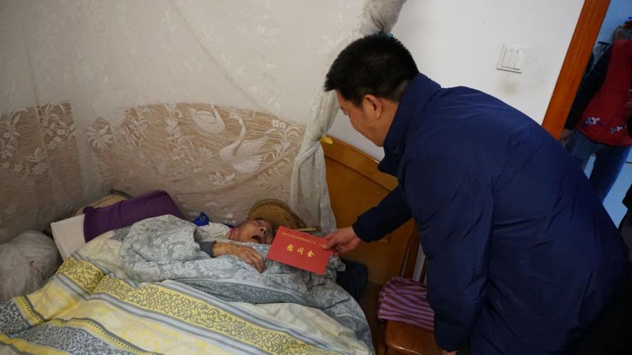 街道领导树强,陈伟同志到新桥社区慰问老党员,老干部