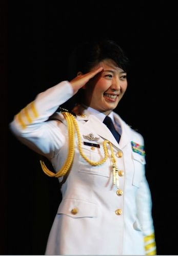1998年，谭晶大学毕业后被特招入伍进总政歌舞团，成为