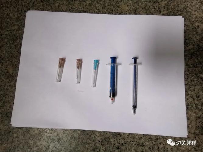 嫌疑人梁某某查获带血的注射器民警梁某某身上烟盒中搜出毒品海洛因约