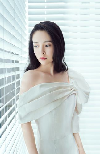 简介:吴倩露肩白裙性感写真图片,分享一组吴倩图片给大家,图中的明星