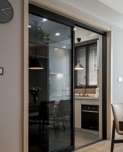 厨房的设计也是超有现代感厨房门是黑色边框的推拉门,棱角分明线条很