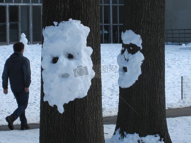 堆在树上的雪人