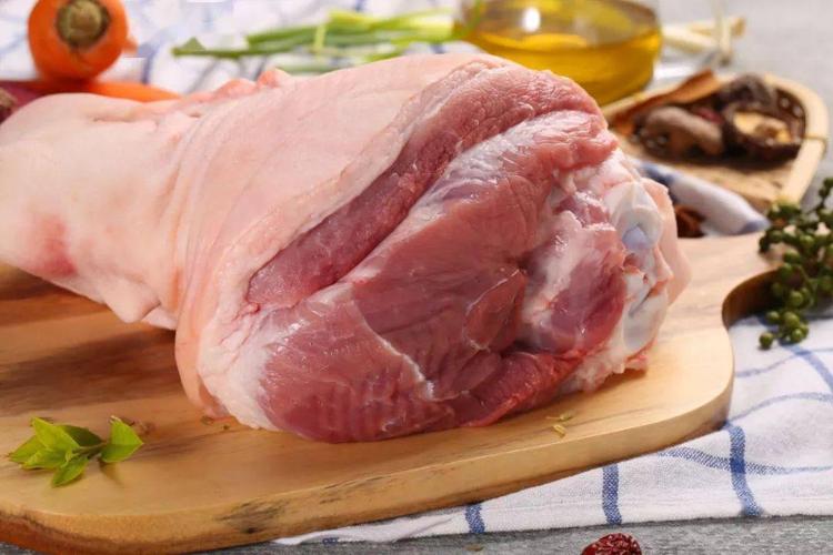 看表皮:健康猪肉表皮无斑痕;病死猪肉表皮常有紫色出血斑点,甚至出现