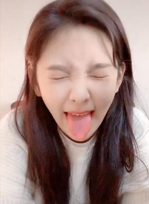 章若楠到底有多可爱,看到她吐舌头的样子,令人当场恋爱!