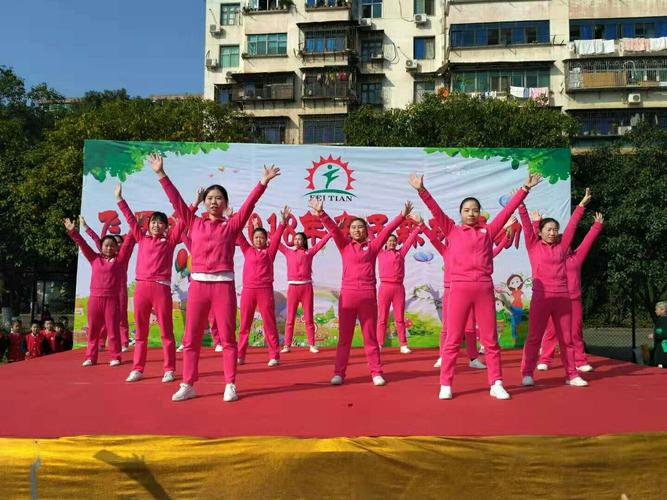 开场舞:教师们穿着统一的服装,给我们带来一段不一样的森林王国之舞!