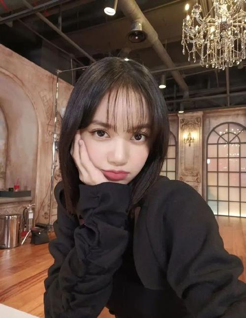 一张自拍半小时获赞60万作为潮流风向标的lisa这次要集齐七彩发色了么