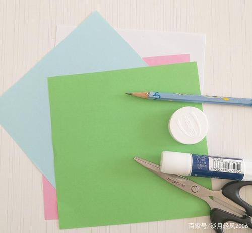 过程: 需要准备的手工材料和工具 彩色卡纸,白色厚纸,铅笔,手工剪刀