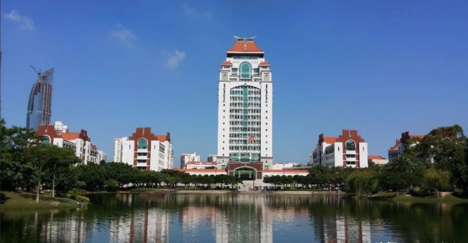颂恩楼颂恩楼即嘉庚楼群三号楼,也是嘉庚楼群主楼,由泰国著名校友丁政