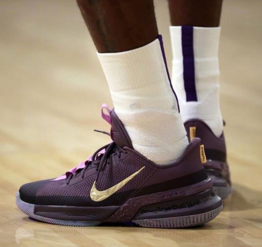 球鞋上脚:詹姆斯穿使节13,巴特勒穿驭帅14