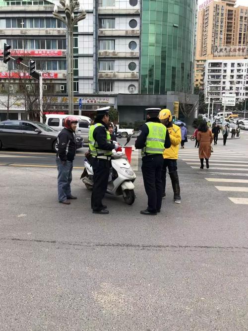 江北大道中段违规驾驶的美团哥与交警一起执勤