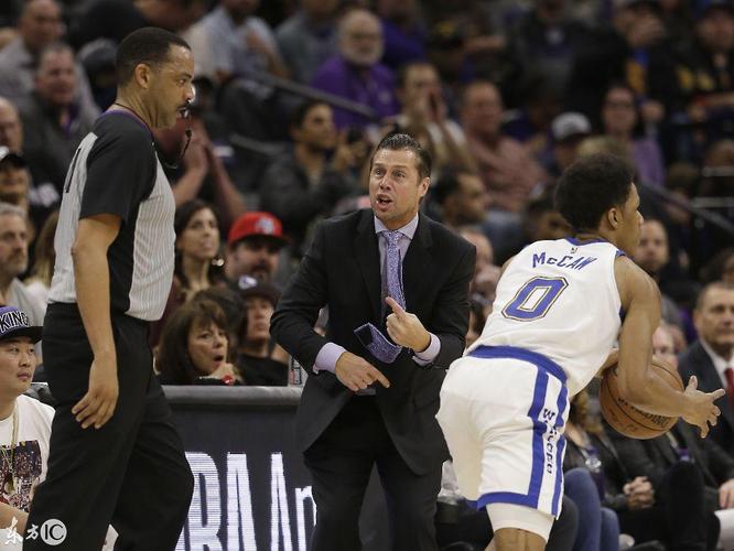 国王主教练乔格尔对裁判判罚不满.(图片来自东方ic)