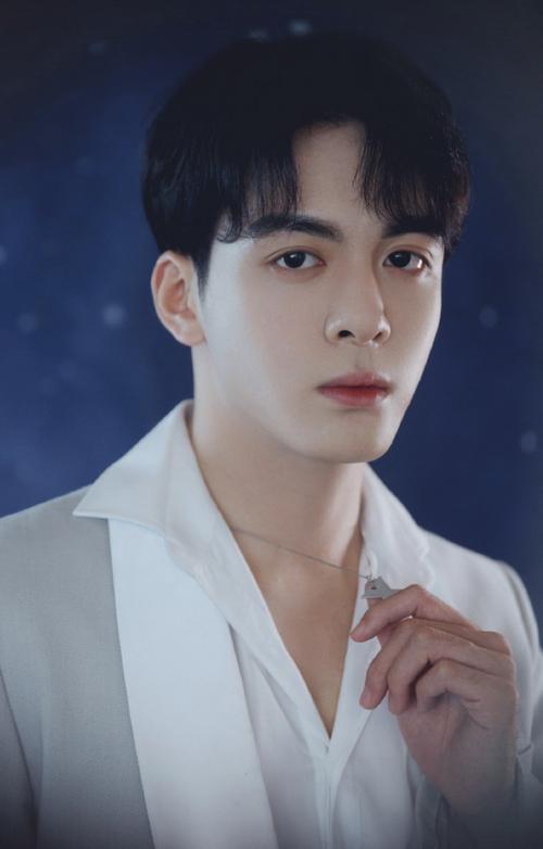 曾舜晞帅气西装写真,纯净色调,定格高级质感