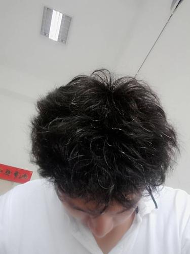 头发自然卷,还蓬松,一下雨就真的没法直视,问问有什么适合的发型,我是