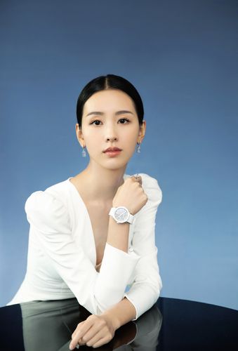 简介:陈都灵深v白裙优雅写真图片,分享一组陈都灵图片给大家,图中的