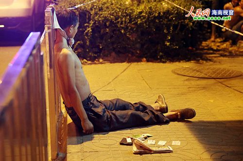 高清:海口一男子因生活不如意在公交站台自缢身亡