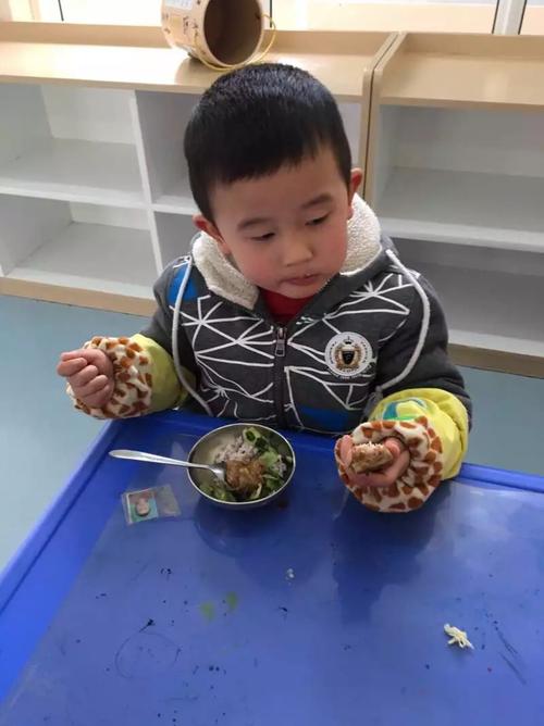孩子一回家就喊肚子饿,真的是在幼儿园没吃饱吗?