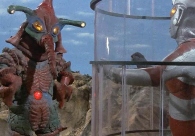 候,艾斯奥特曼还占据上风,直到希波利特星人放出了玻璃罩,艾斯奥特曼