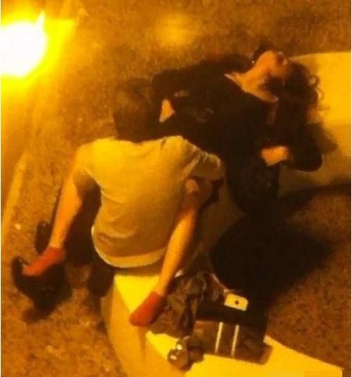 美女和猛男天台野战 用力过猛坠楼身亡【图】