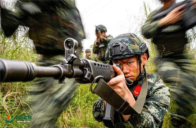 练兵备战进行时直击武警官兵火热训练场