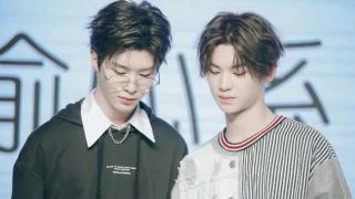 范丞丞和黄明昊共用耳机听歌,靠在肩上睡觉,网友:感情真好