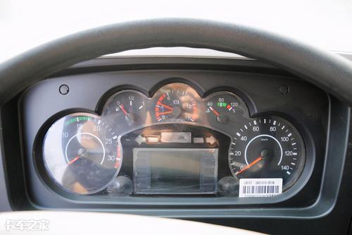 仪表盘区域的布置看起来比较丰富,从左到右布置有发动机转速表,燃油