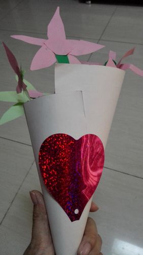 一束花 母亲节那周,菲在学校里制作的纸花;说是送给我的母亲节礼物