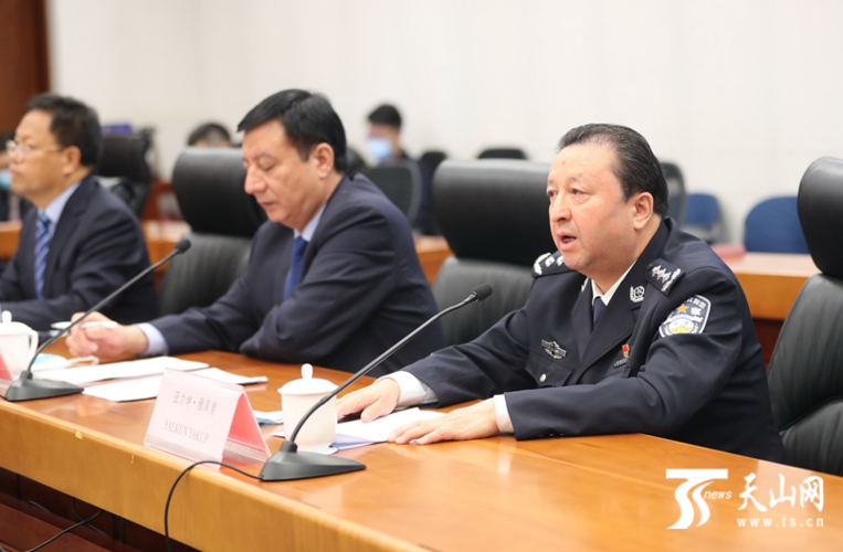 4月9日,新疆维吾尔自治区公安厅副厅长亚力坤·亚库甫答记者问.