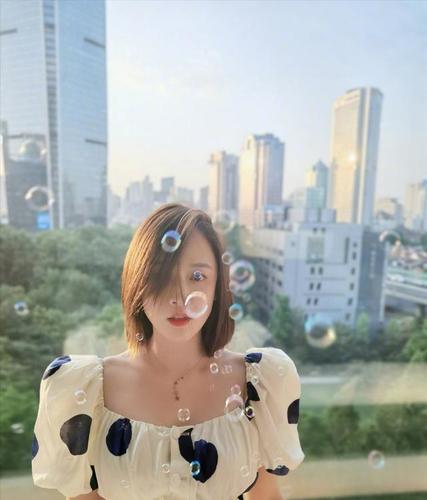 陈乔恩短发造型曝光,穿波点连衣裙甜美依旧,真的是逆生长