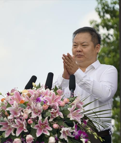 高邮市人民政府市长张利宣布第四届"邮驿路 运河情"全国美术作品展