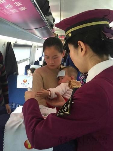 高铁40组最小旅客高烧39度 列车员广播找来退热贴