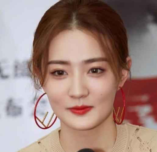 徐璐过安检"a4腰"抢镜,摘掉口罩后,终于相信张铭恩的审美!