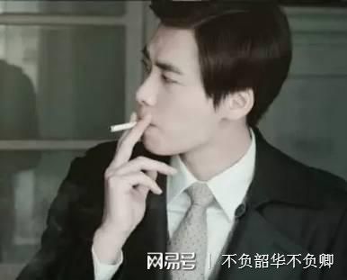 霍建华抽烟,烟不离手,在剧场看剧本,都是边看边抽.