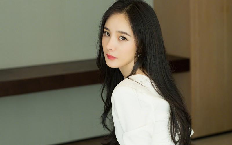 杨幂性感诱人白裙优雅写真杨幂性感诱人优雅