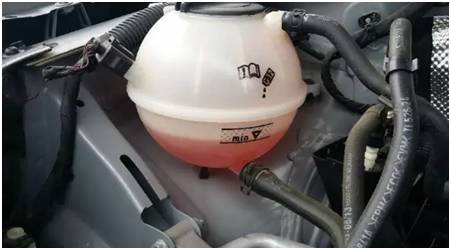 冷却液的学名叫防冻冷却液,它不仅冷却,还有防冻的功能.