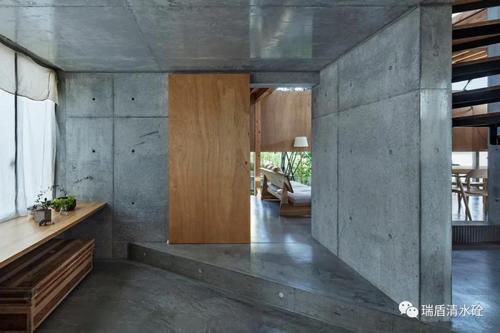 日本下尾岛的清水混凝土房子