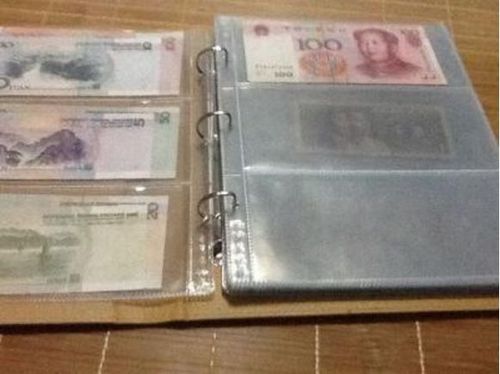 最好是用专业的塑料袋包装,或者放在钱币定位册中保管,以免钱币折损.