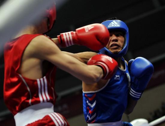 图文-拳击男子60公斤级决赛 右手摆拳势大力沉