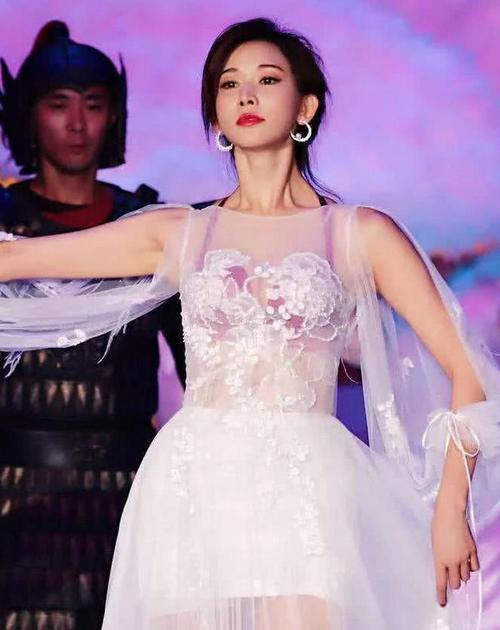 林志玲厉害了,舞台上跳舞的姿势超性感,网友:看得都把持不住了