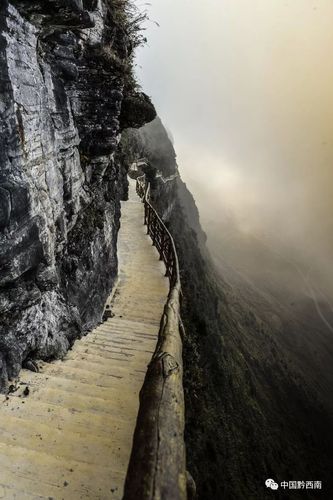 玩的就是心跳~兴义白龙山的这条悬崖玻璃栈道,你敢挑战吗?