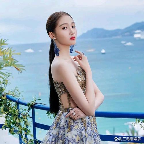 关晓彤青春靓丽性感迷人