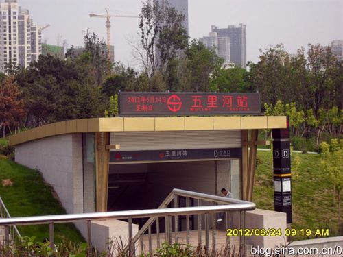 地铁五里河站为来访者提供了方便.