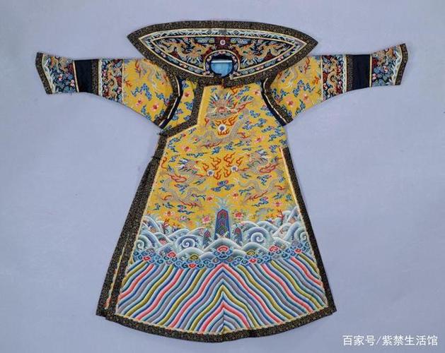 明黄缂丝彩云金龙纹女绵朝袍 故宫博物