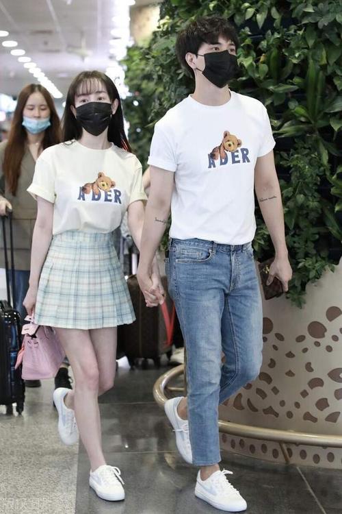 张檬小五也太甜了吧,穿情侣t恤走机场,对镜比心大方秀