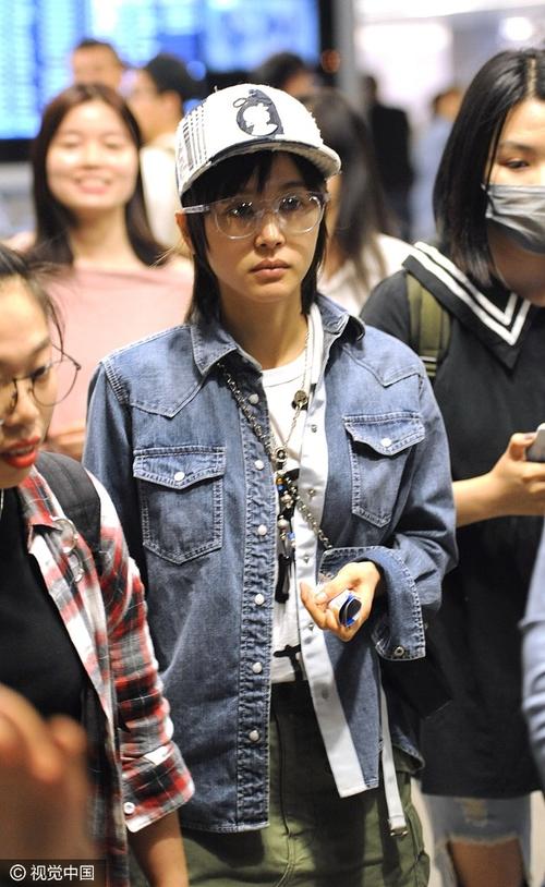 王子文素颜现身略憔悴 遭粉丝围堵人气爆棚