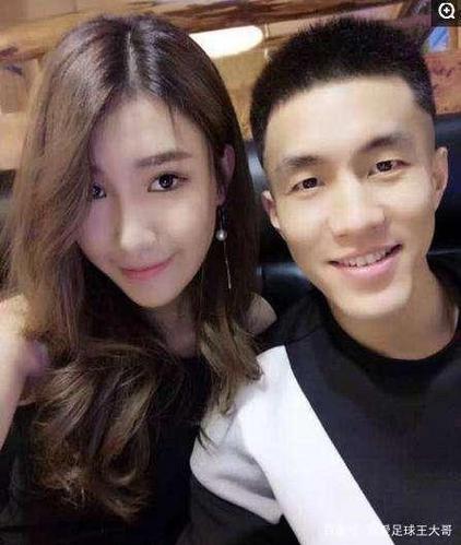 郭艾伦和空姐老婆合影