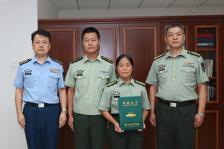 军事博物馆馆长李洪军,政治委员刘锐为王仕花颁发军事博物馆文物收藏