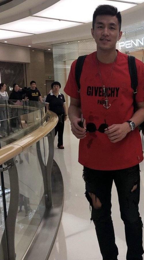 郭艾伦携女友观看林俊杰演唱会 墨镜口罩遮面(图)