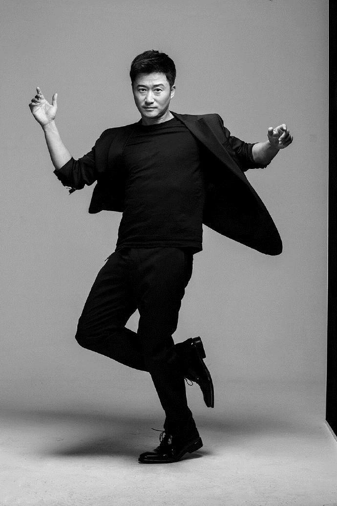 吴京时尚黑白杂志写真
