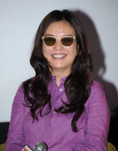 44岁赵薇近照美人不怕迟暮怕发福